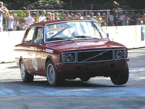 Casper Elgaard ved godt hvordan Poul Erik Dam Larsens Volvo 142 skal køres.